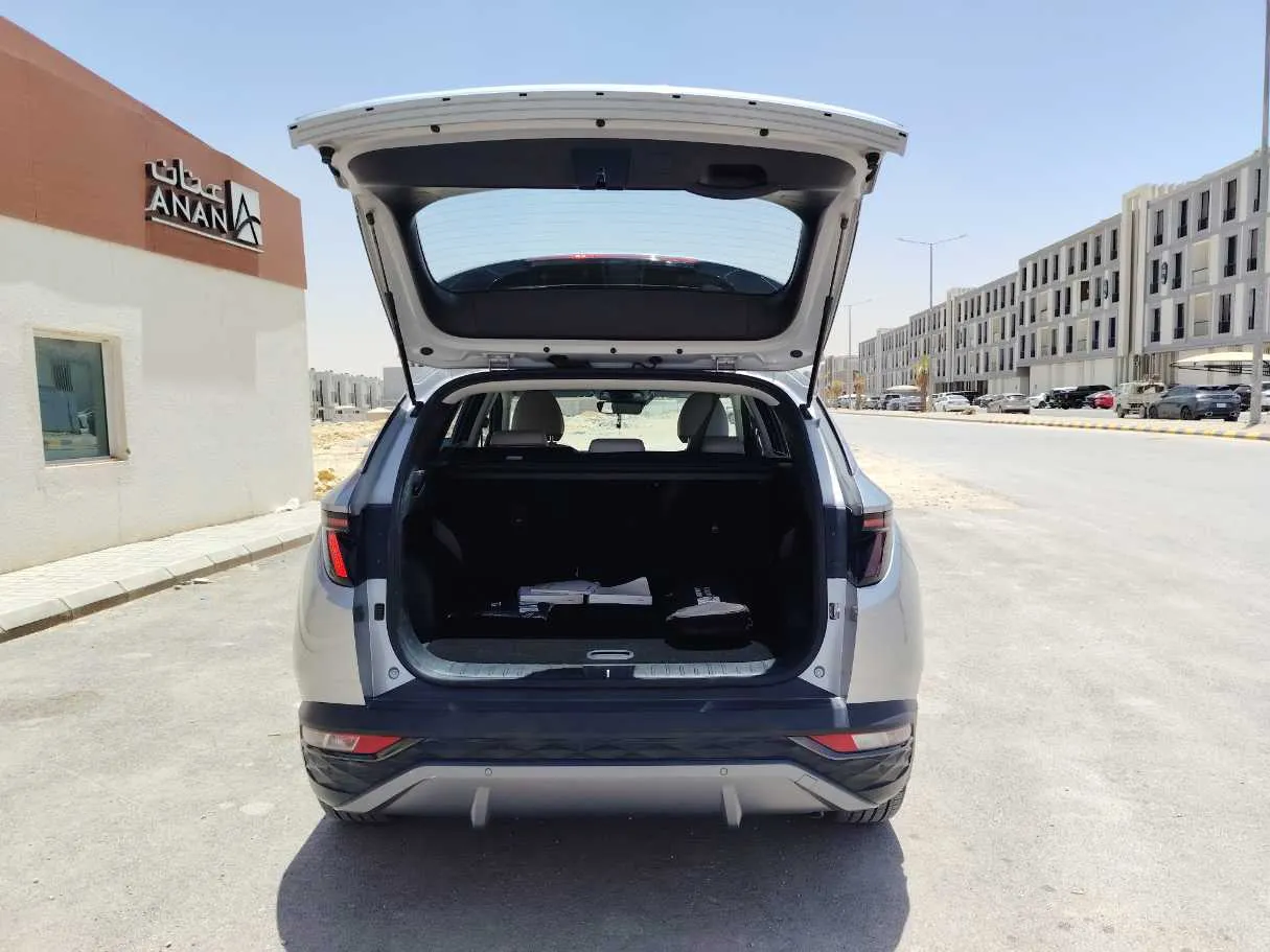 Car image 25