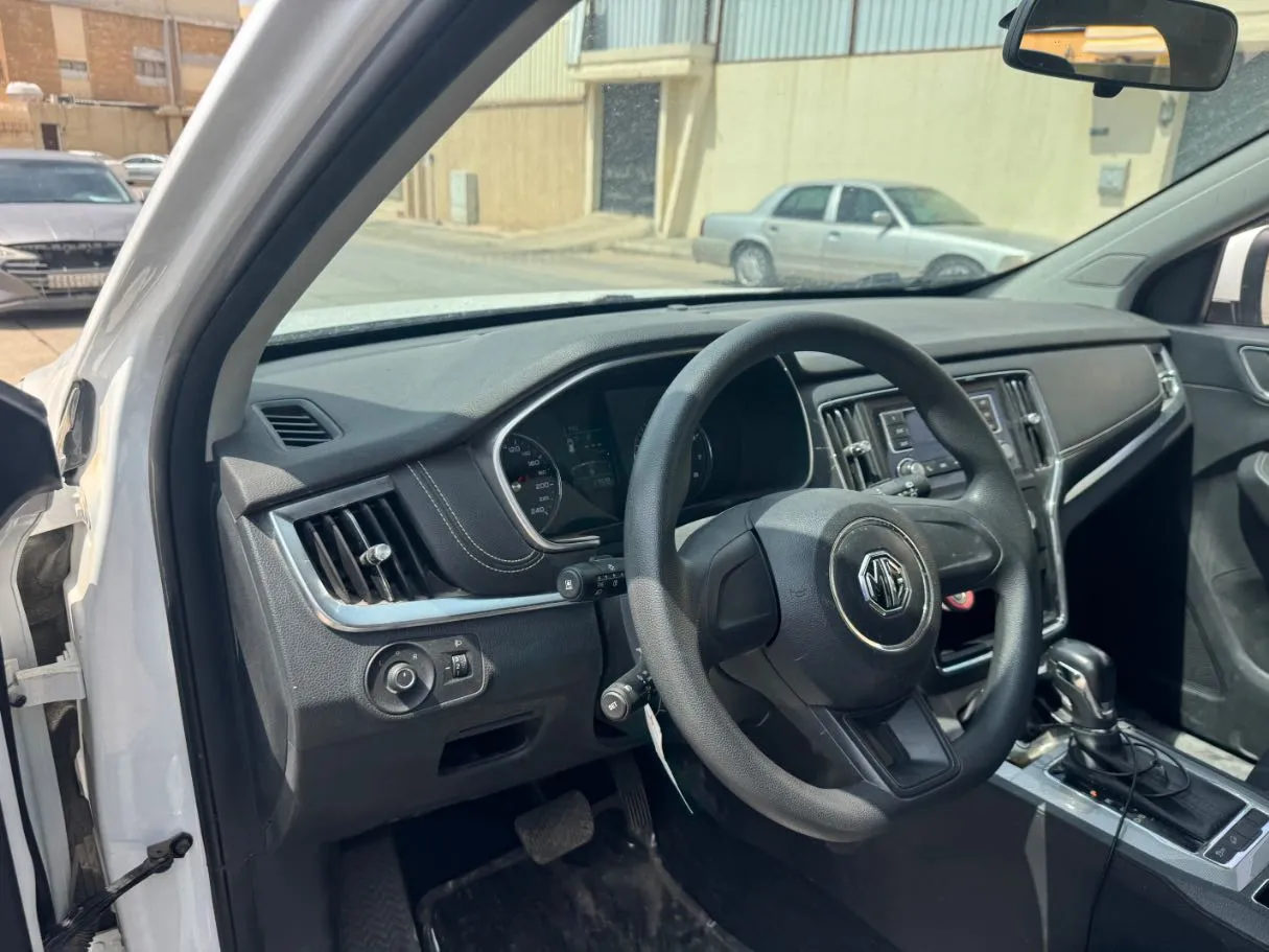 Car image 12