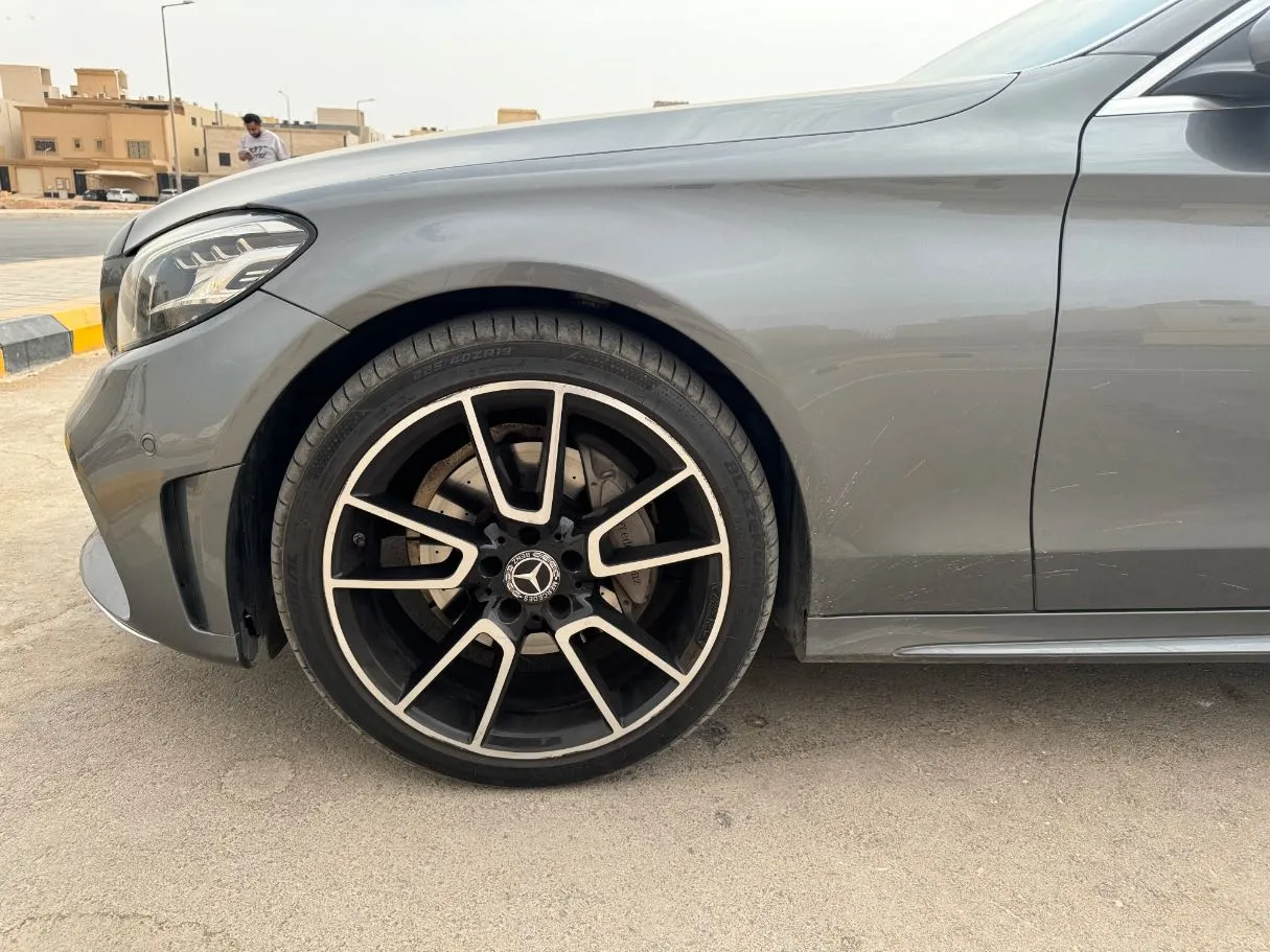 Car image 9