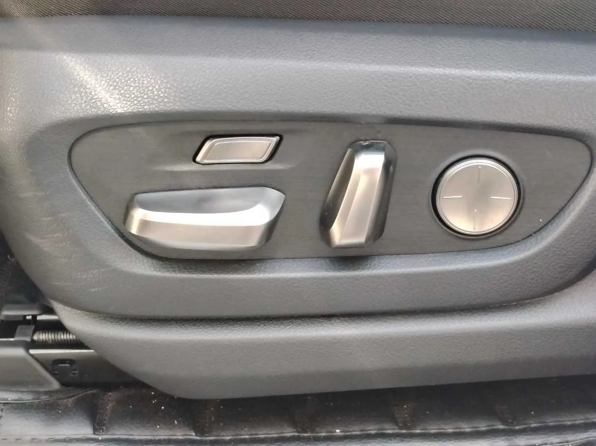 Car image 40