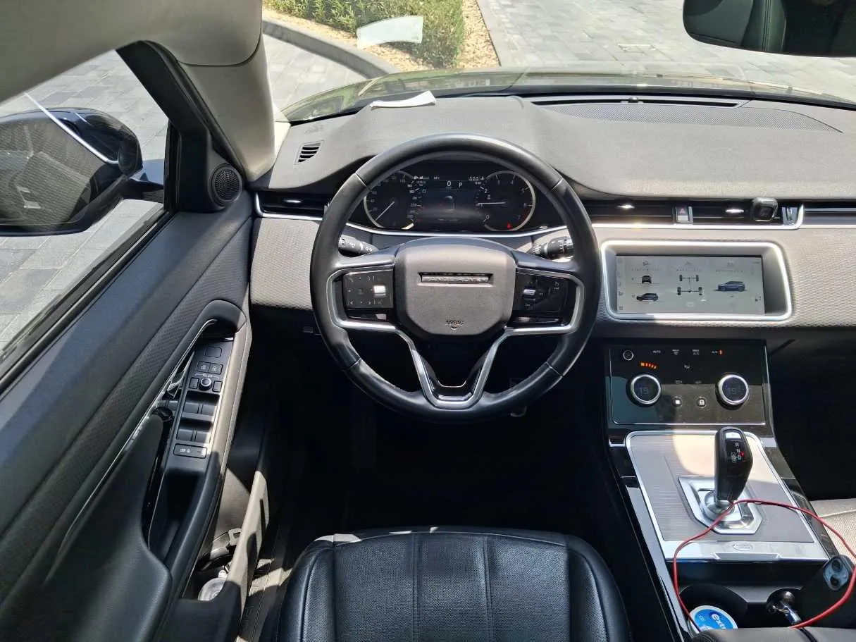 Car image 14