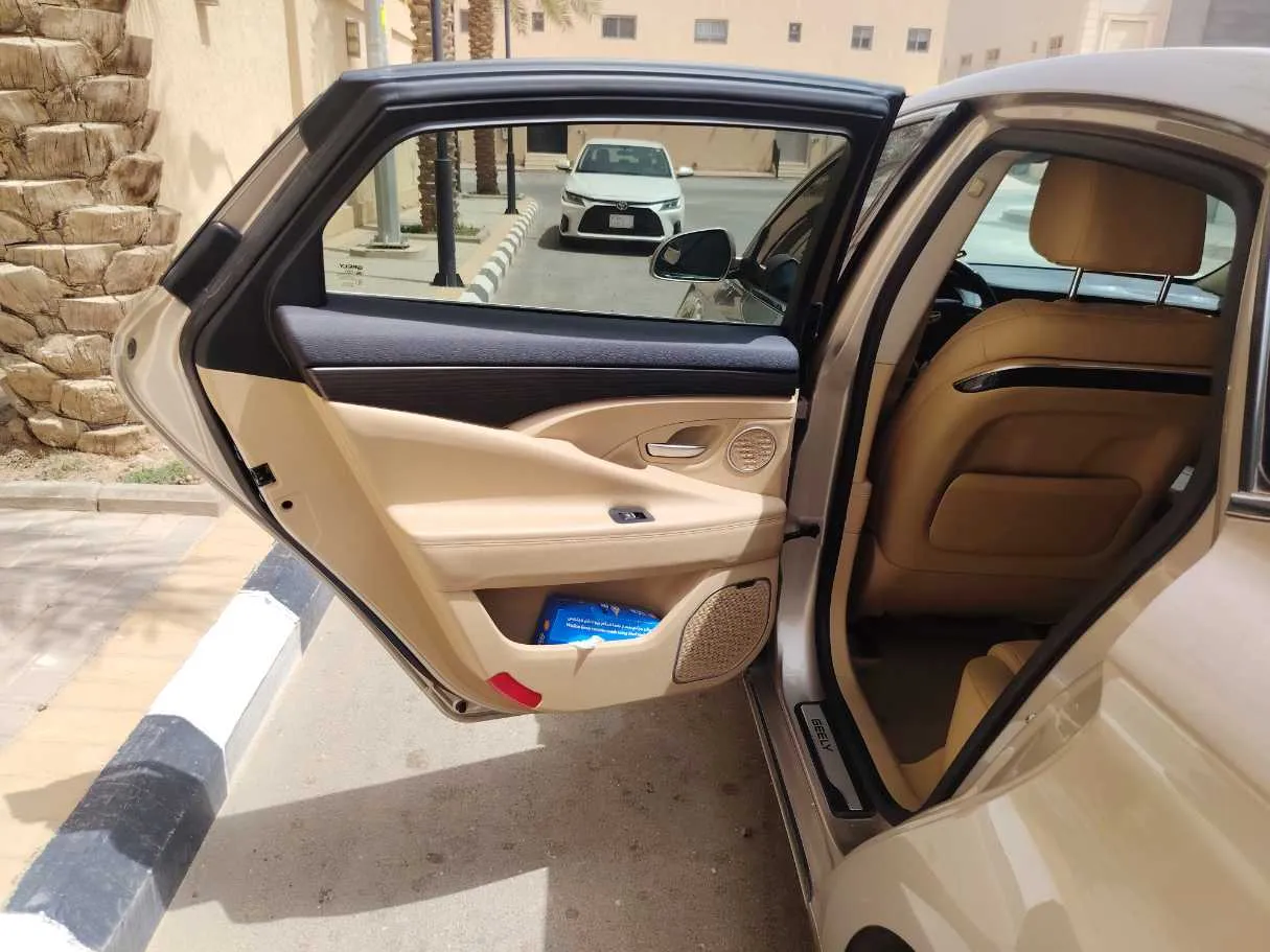 Car image 14