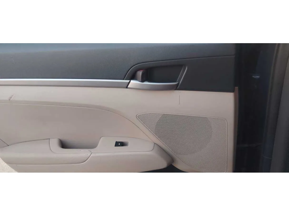Car image 27