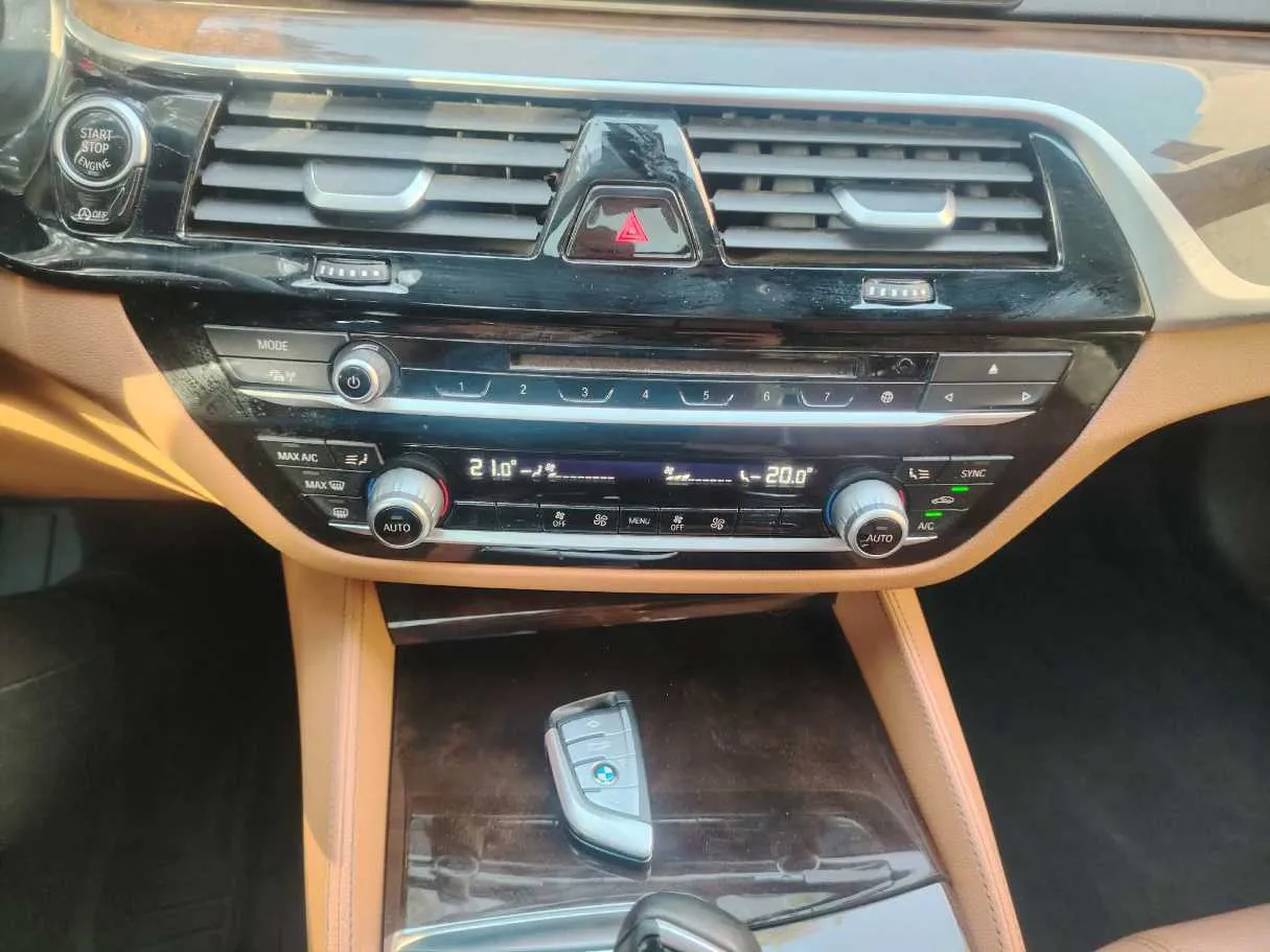 Car image 26
