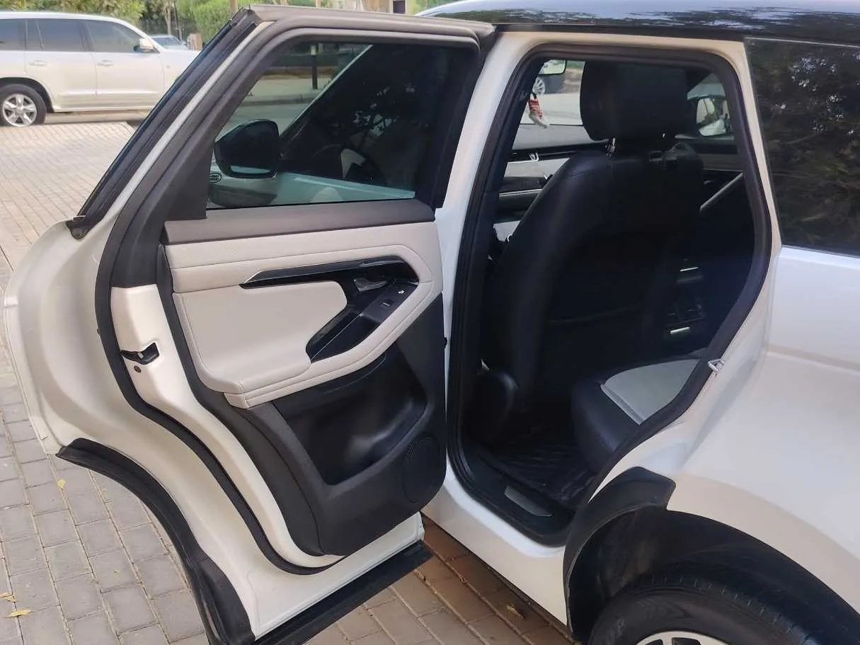 Car image 13