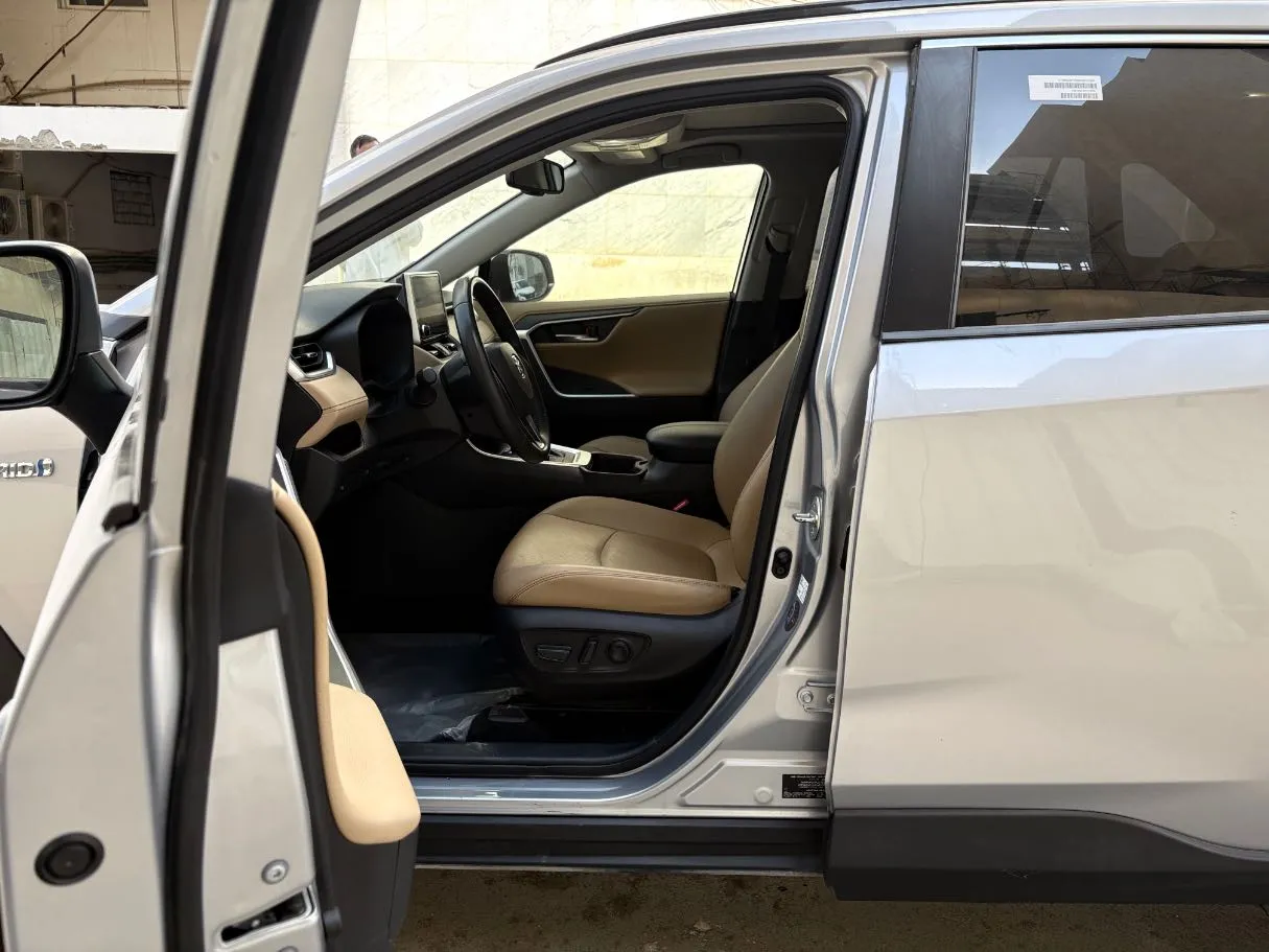Car image 12