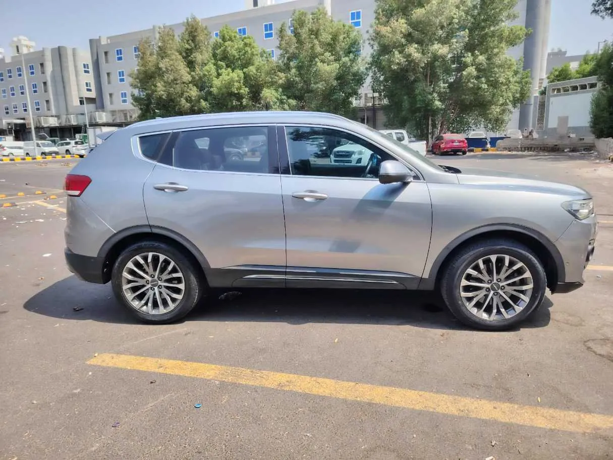 Car image 4