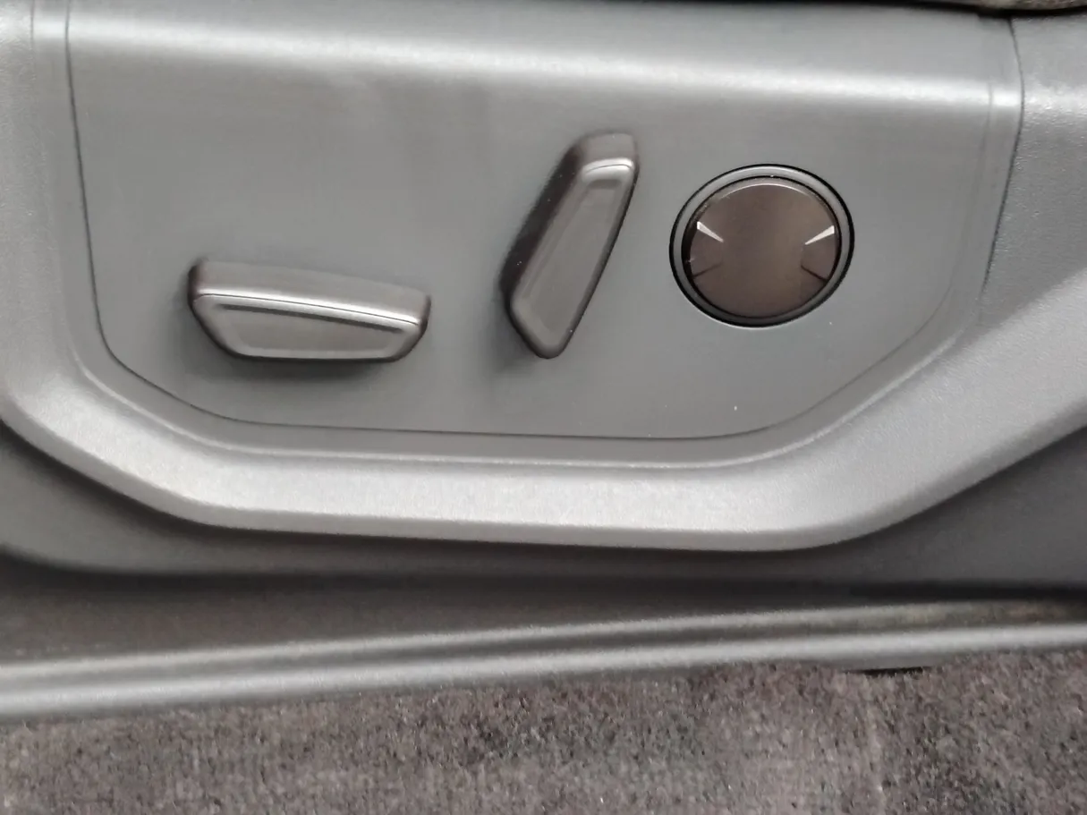 Car image 40