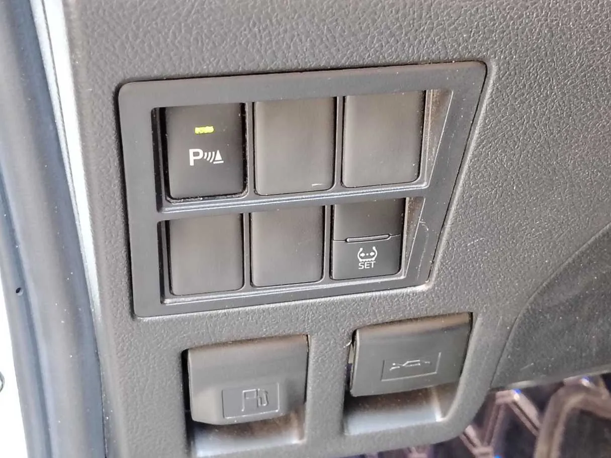 Car image 30