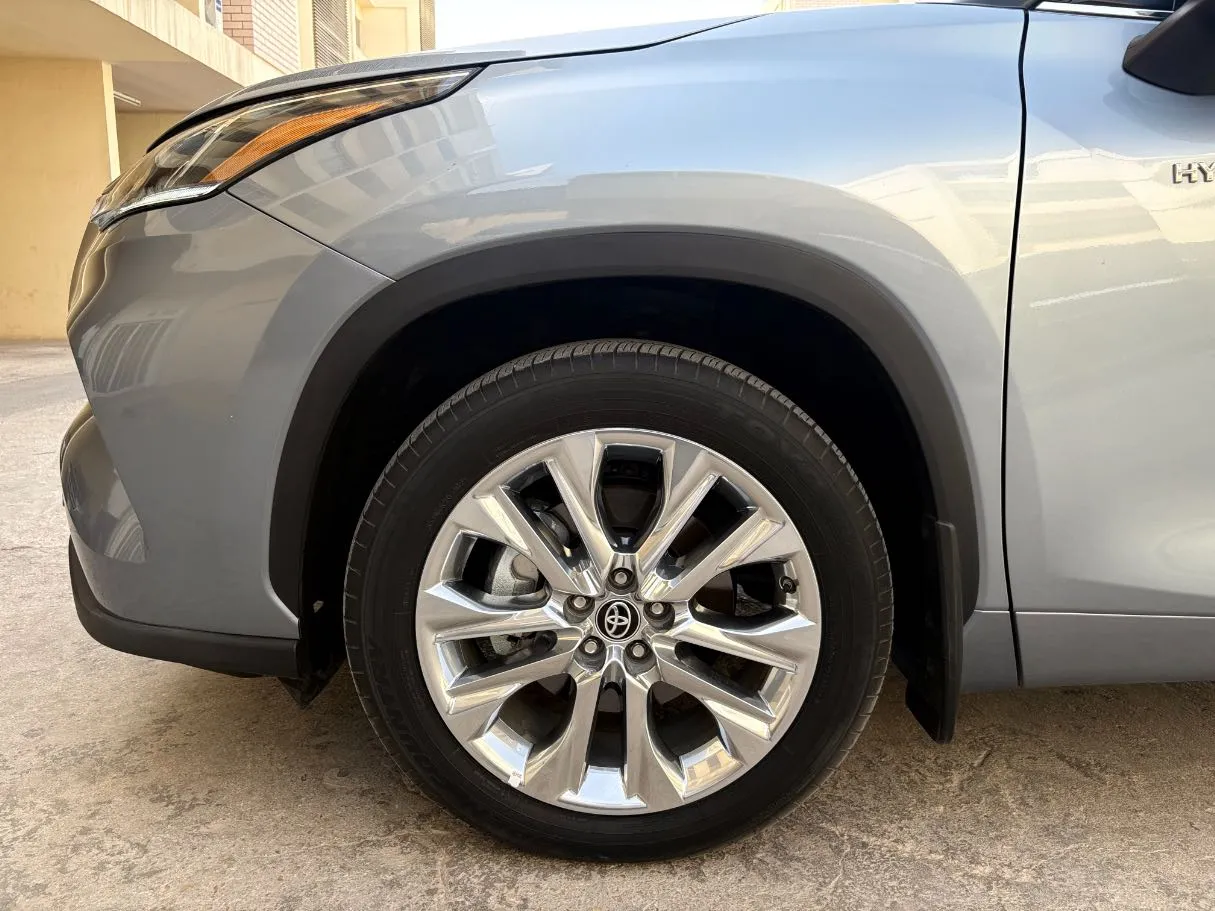 Car image 9