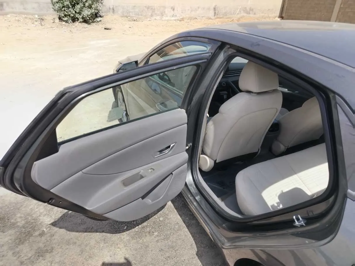 Car image 16