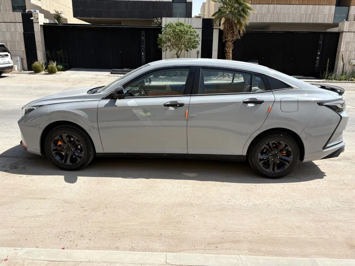 Car image 8