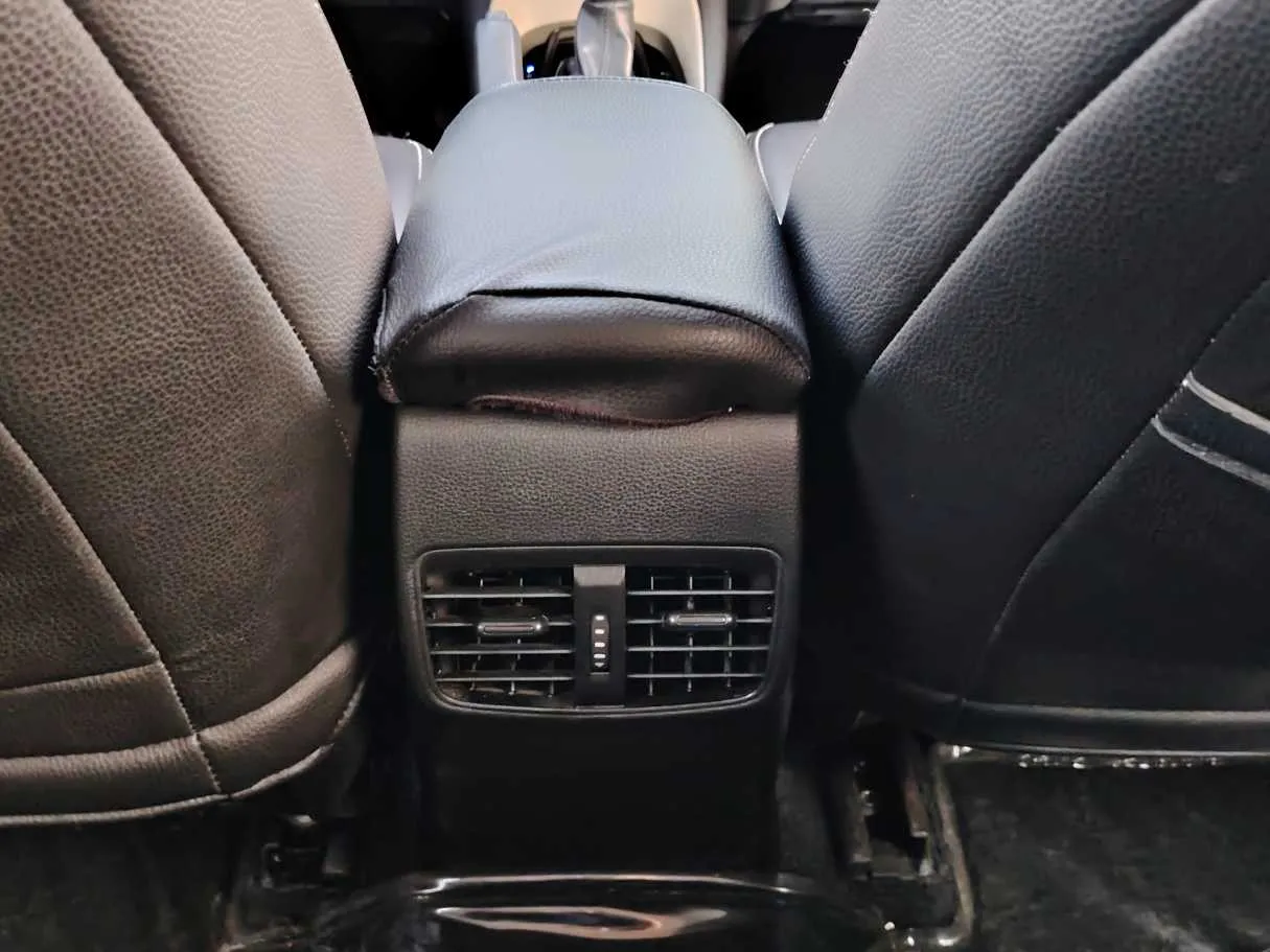 Car image 30