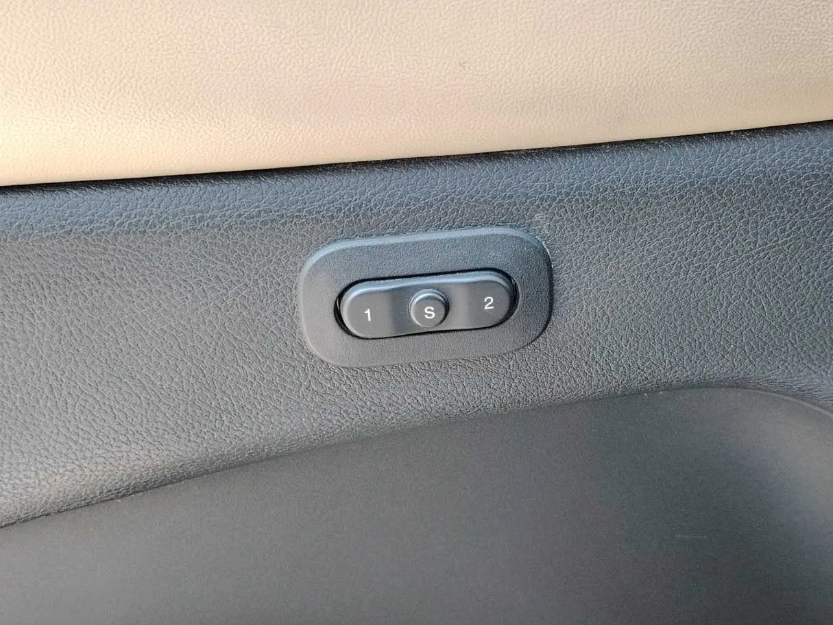 Car image 28