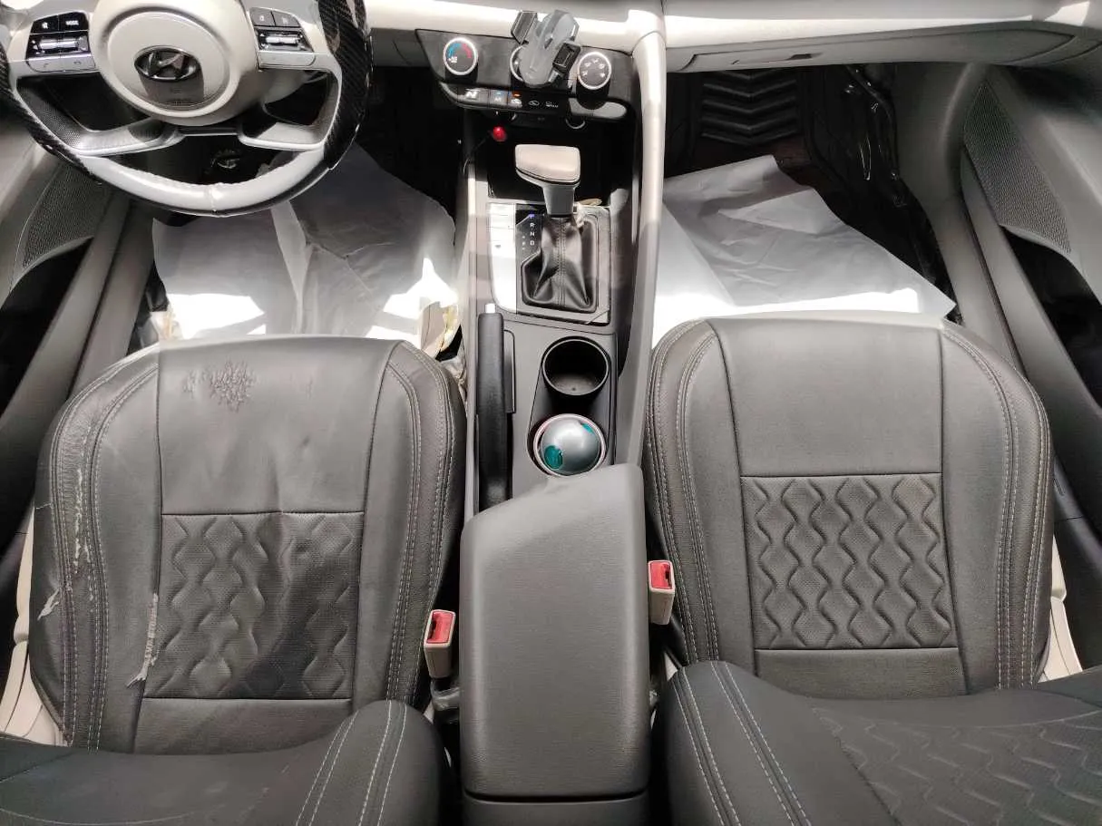 Car image 18