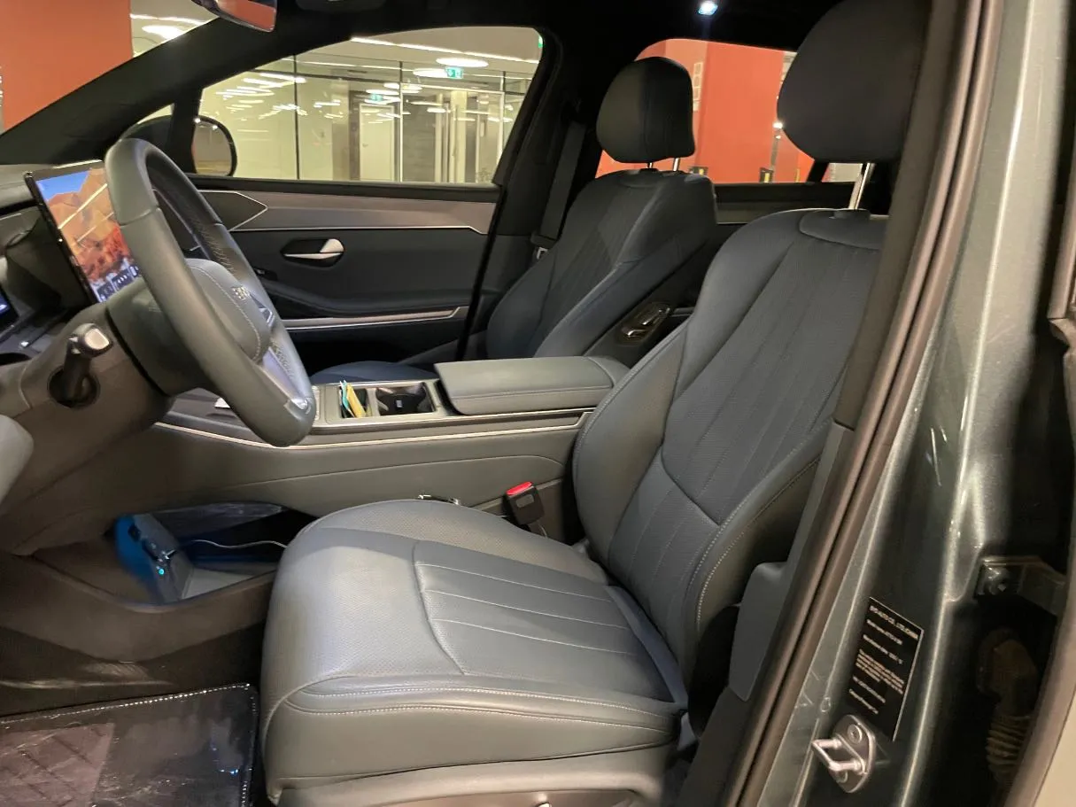 Car image 13