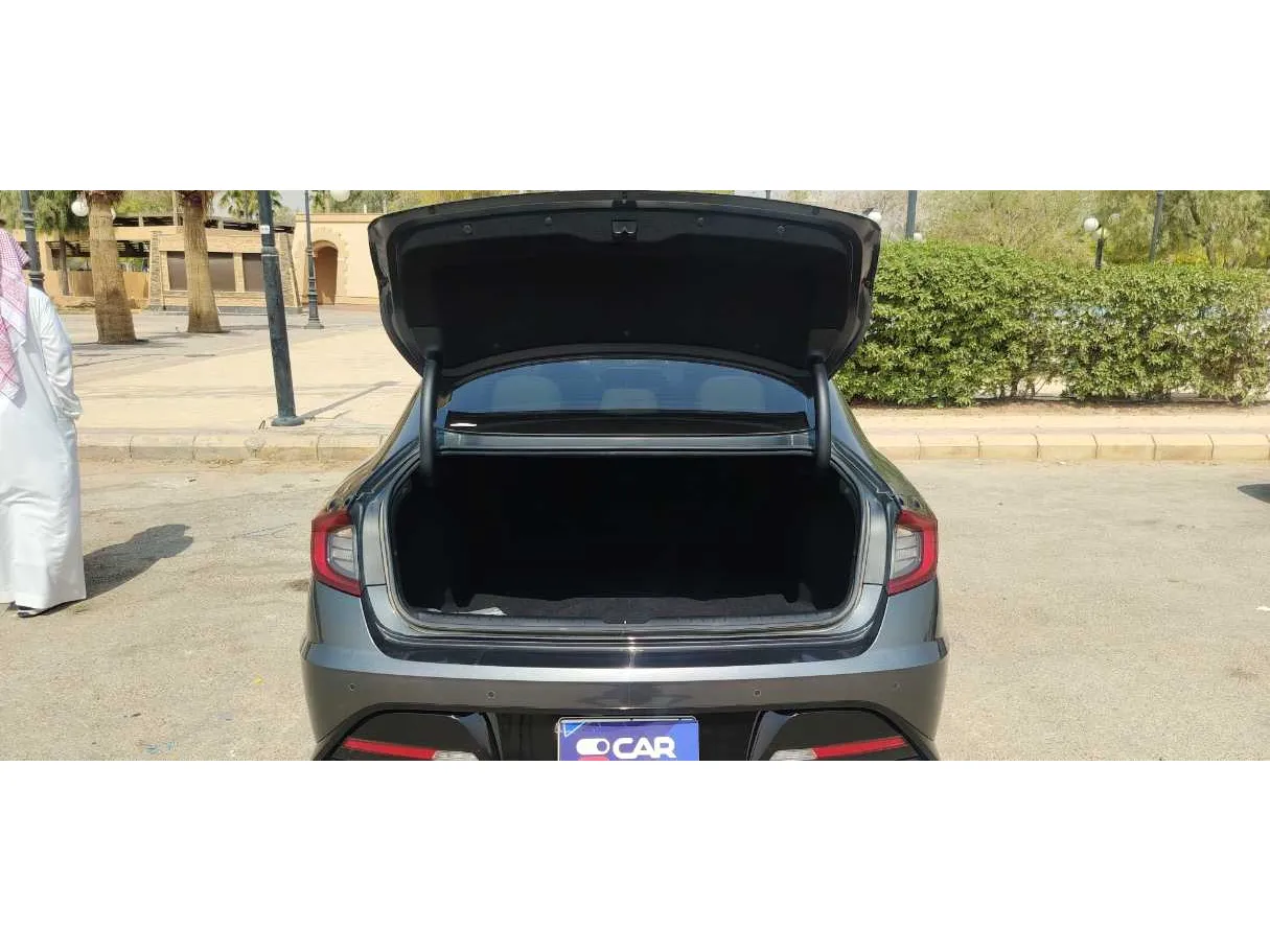 Car image 19