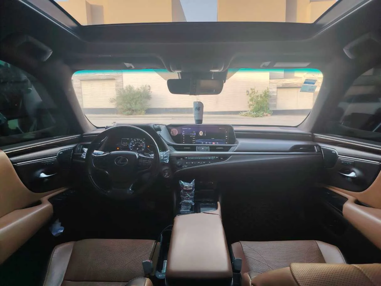 Car image 18