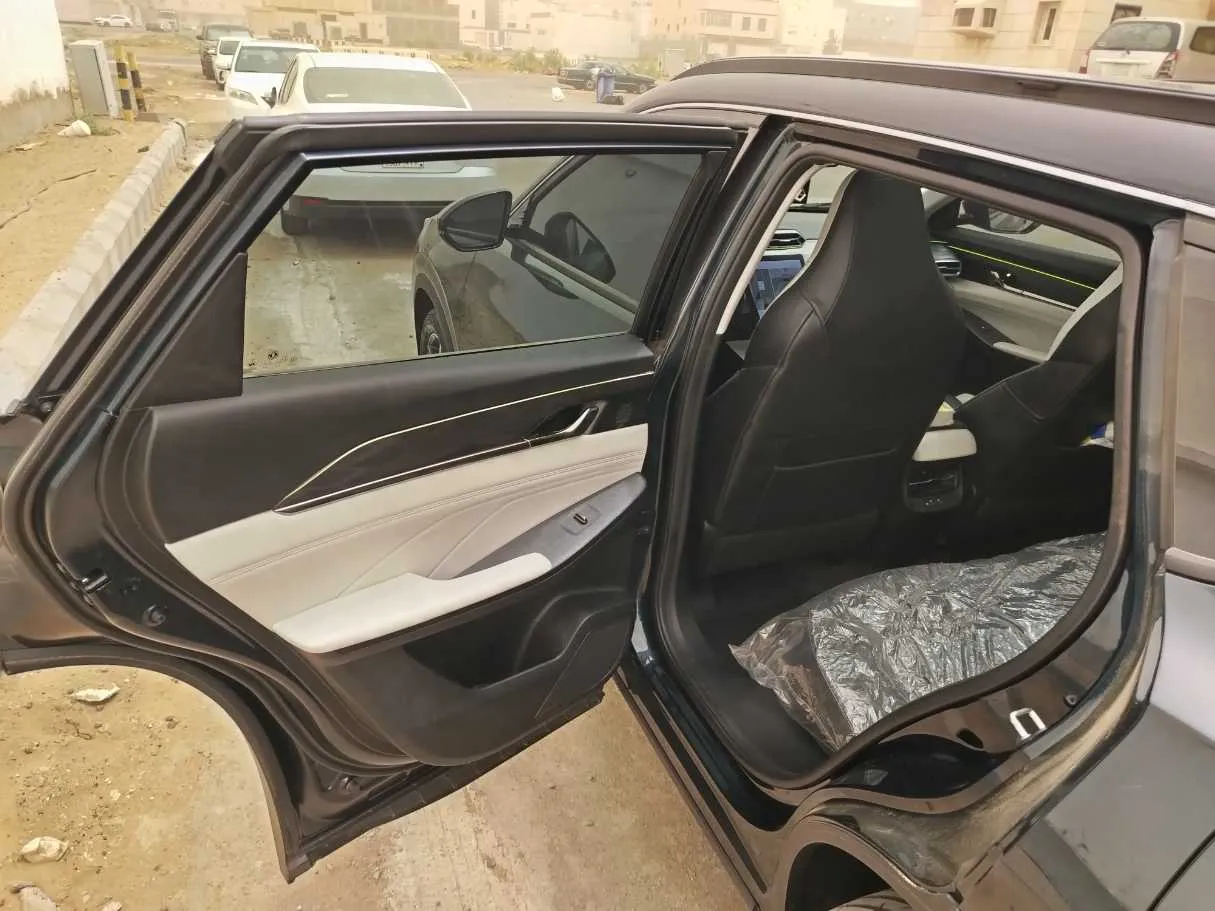 Car image 14