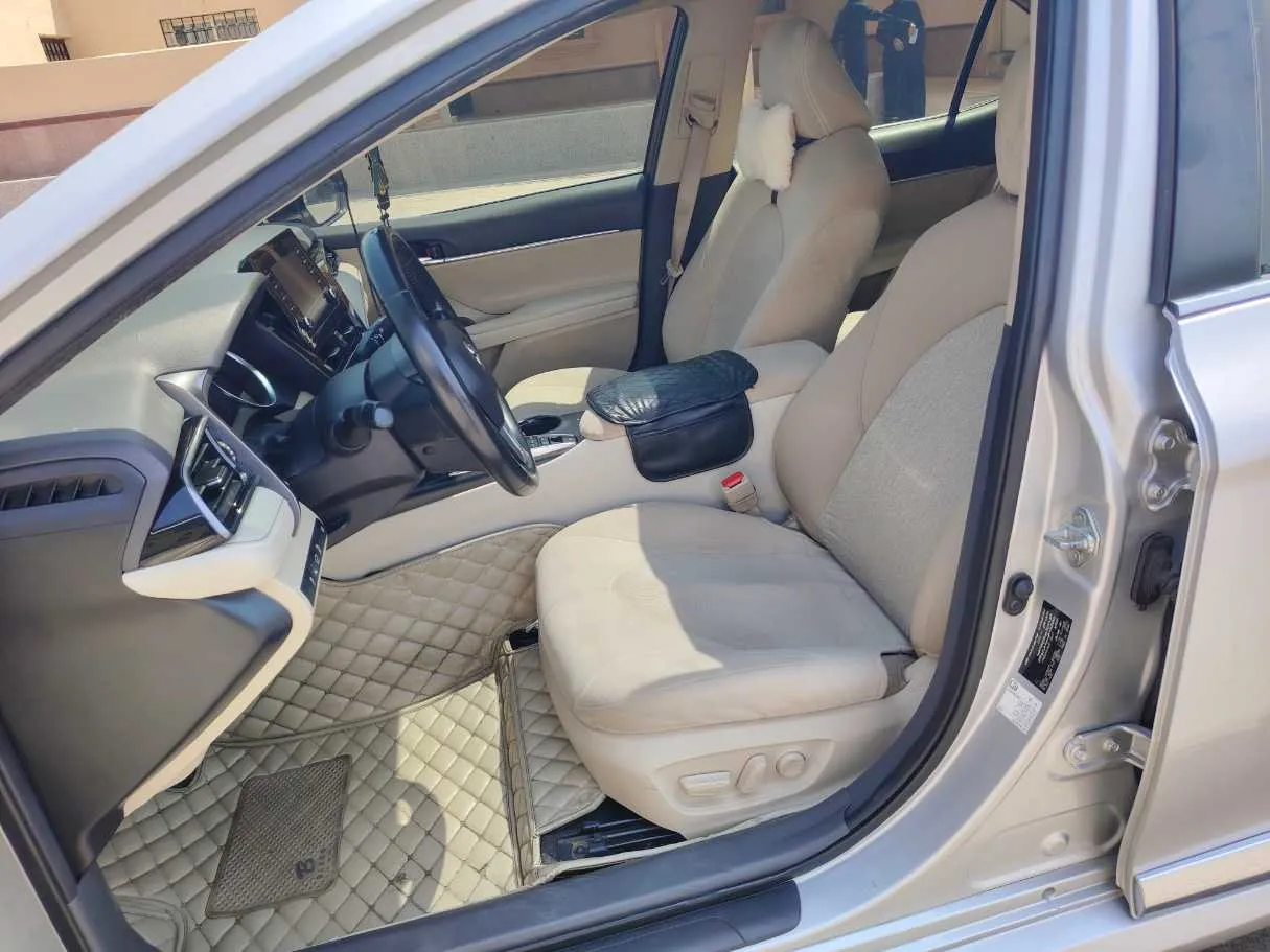 Car image 12