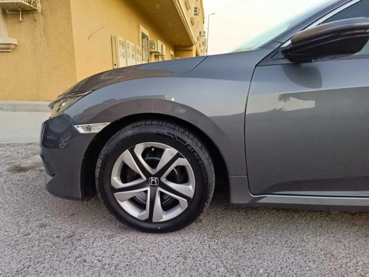 Car image 9