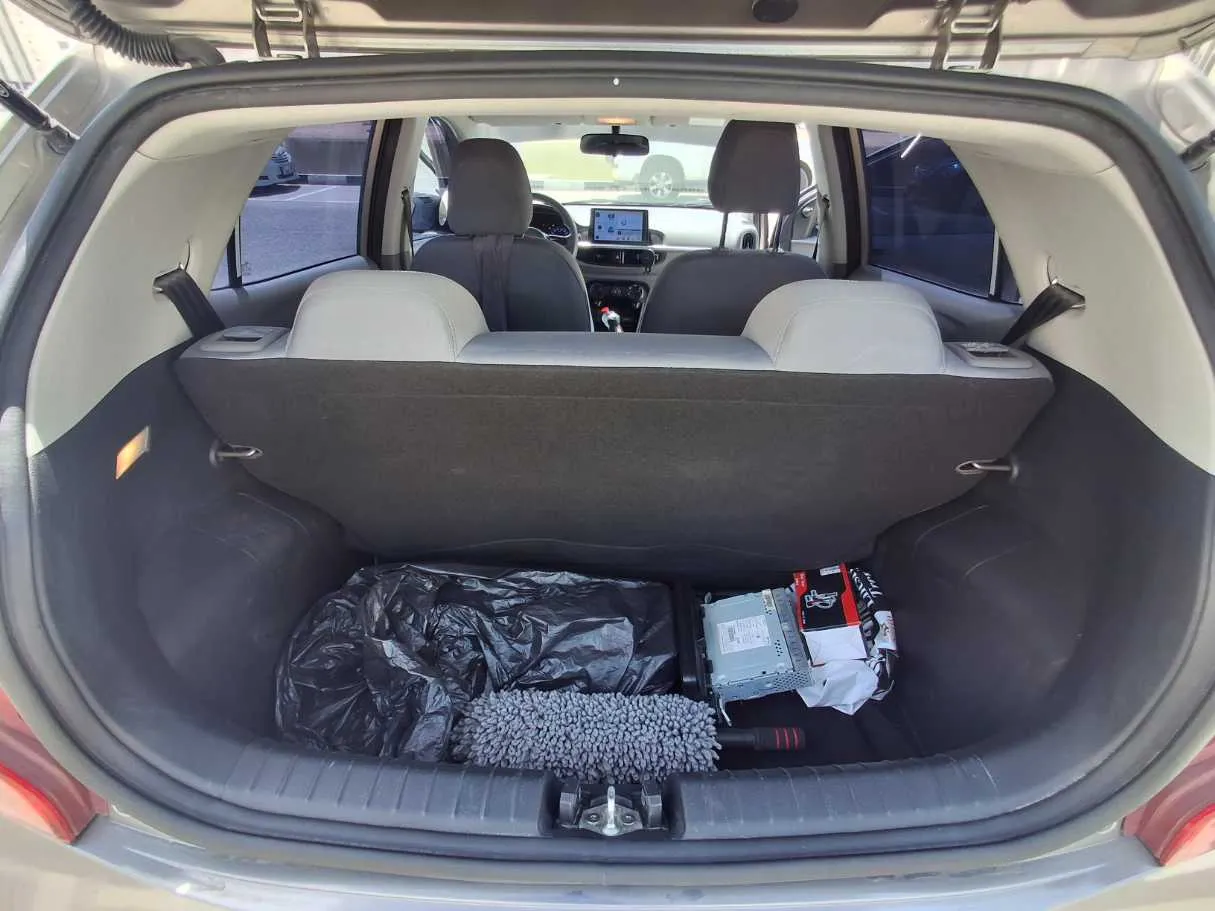 Car image 19
