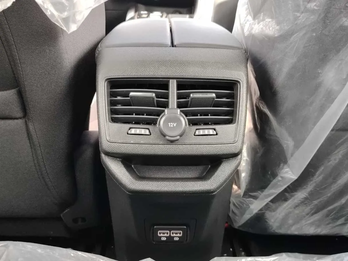 Car image 30