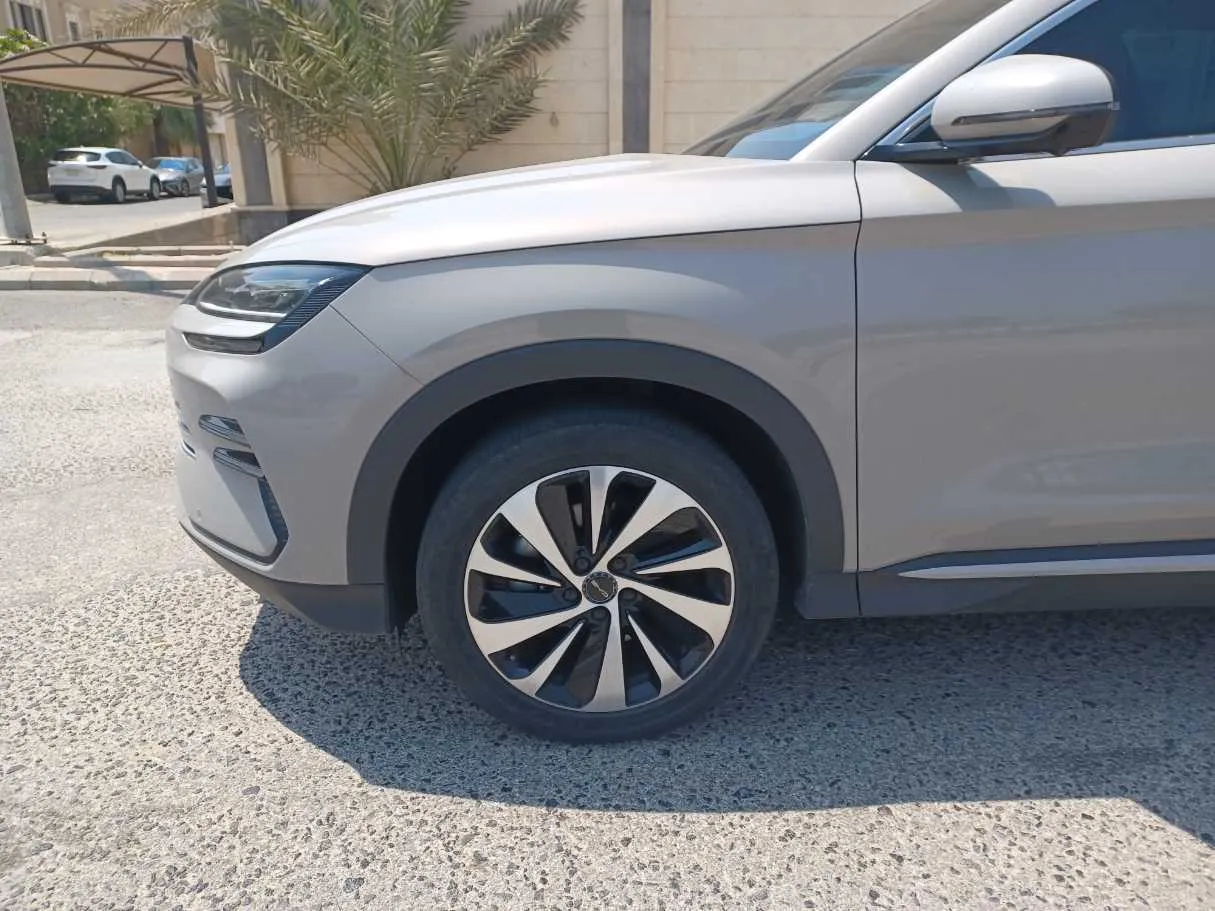 Car image 9