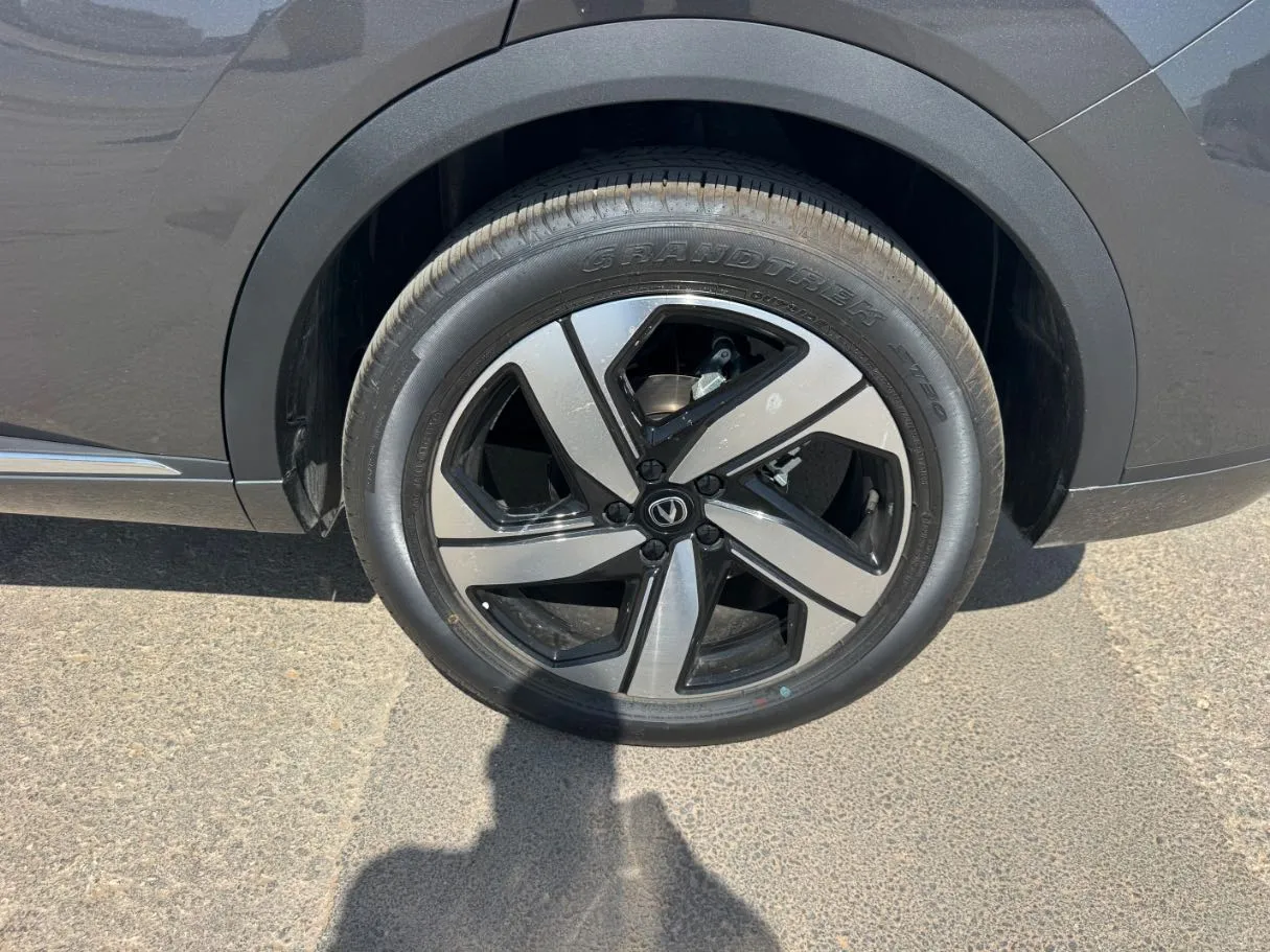 Car image 9