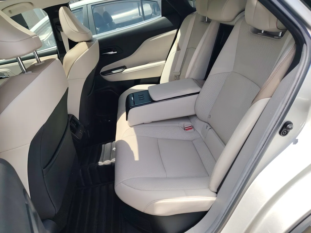 Car image 24