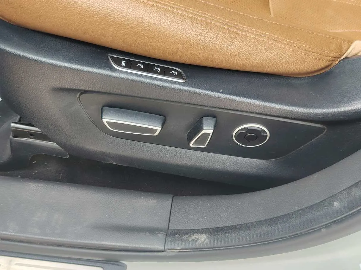 Car image 35