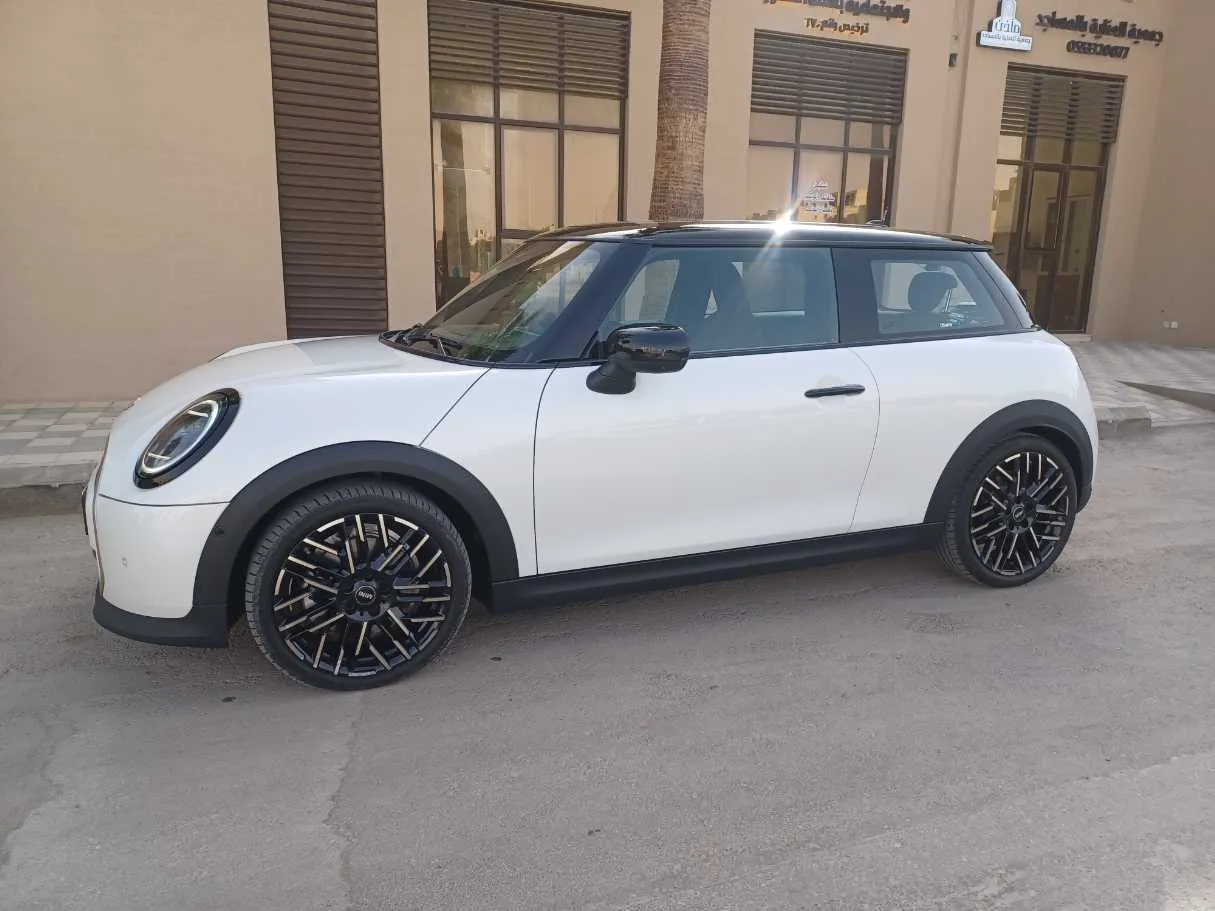 Car image 8
