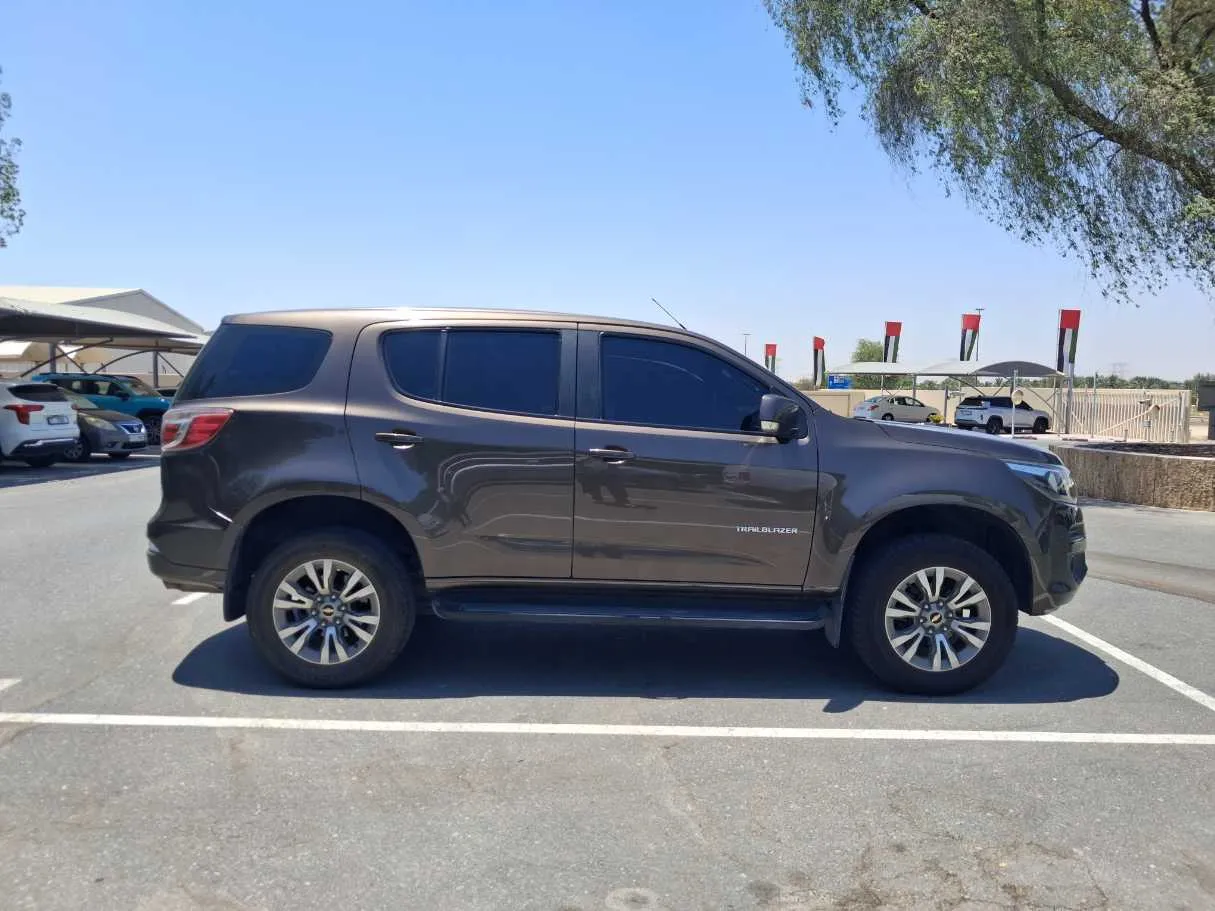 Car image 8