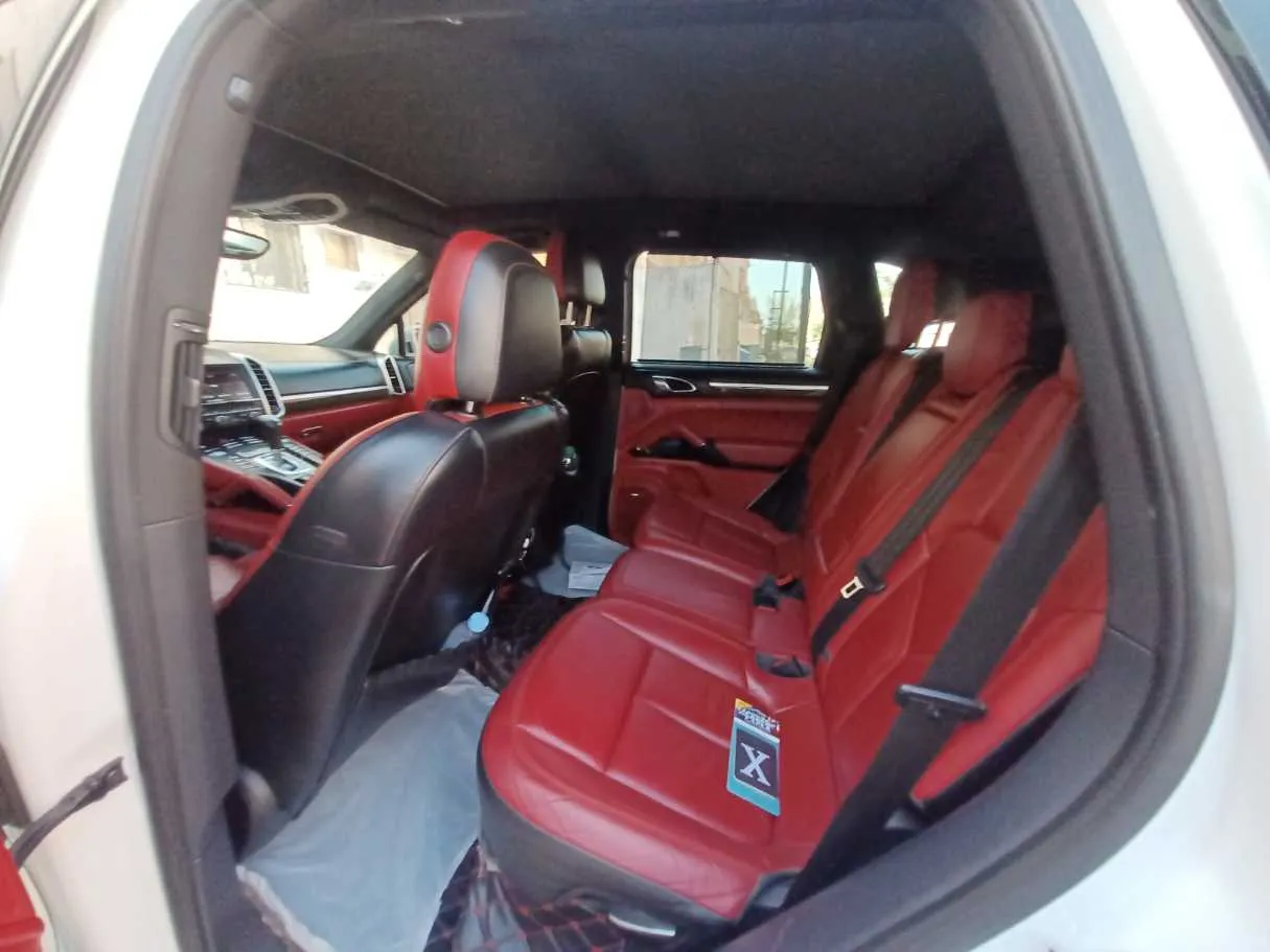 Car image 12