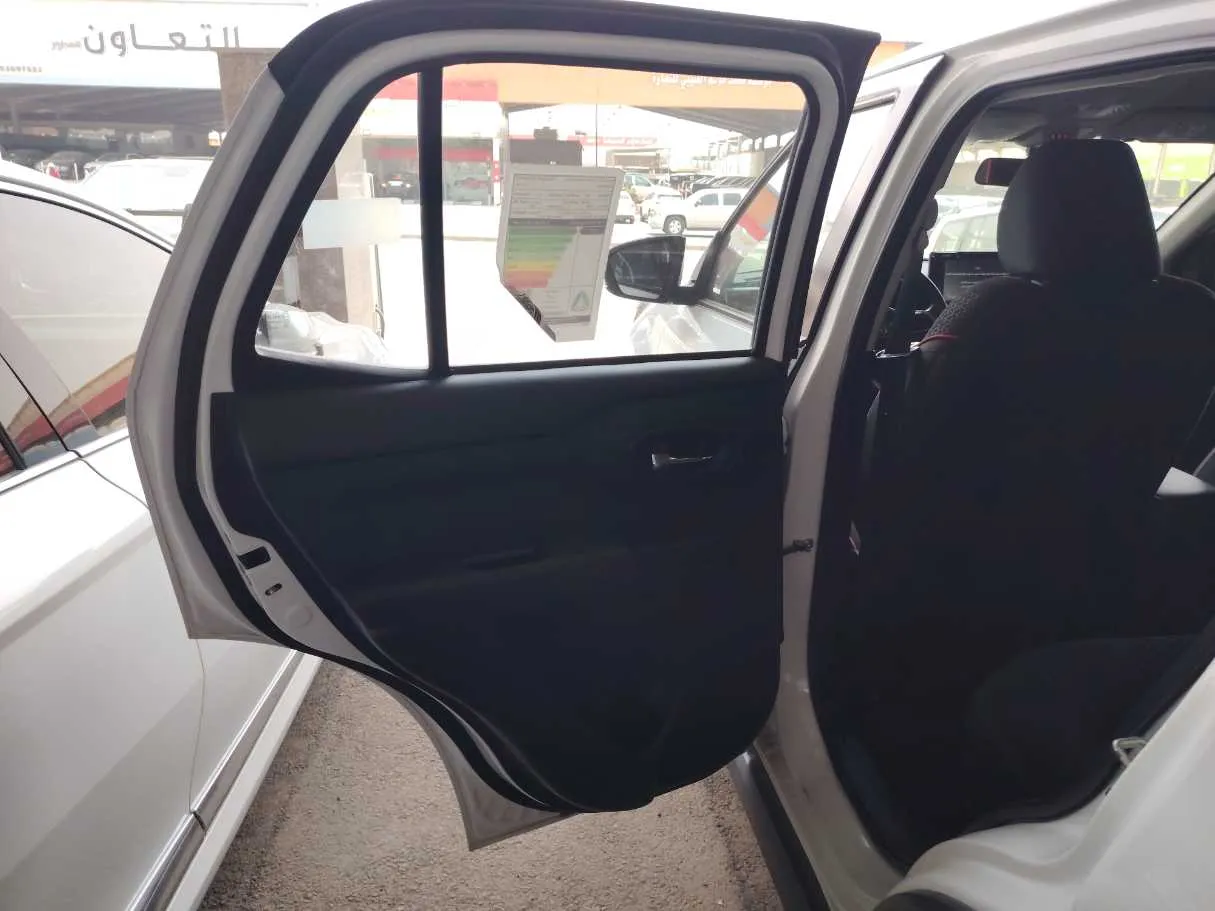 Car image 16