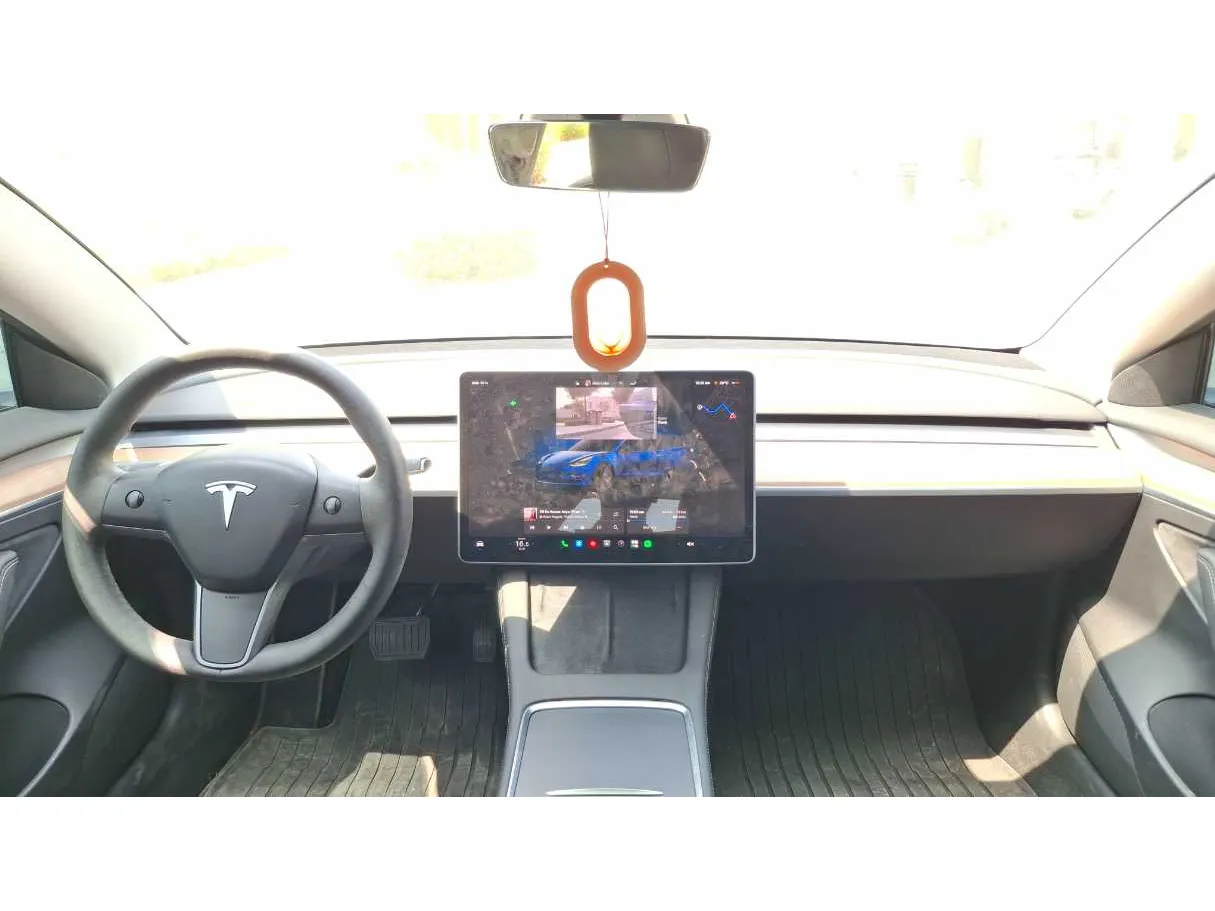 Car image 18