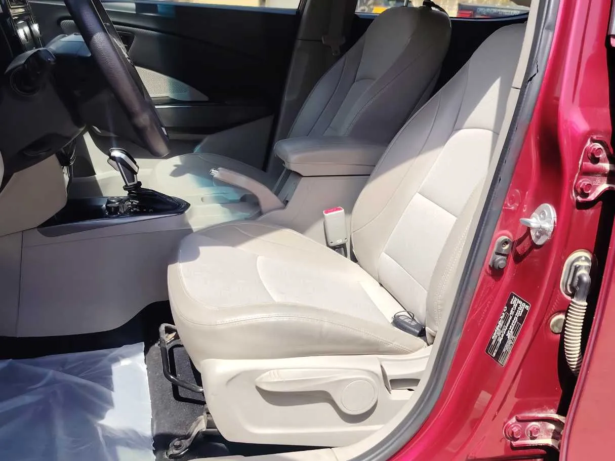 Car image 12