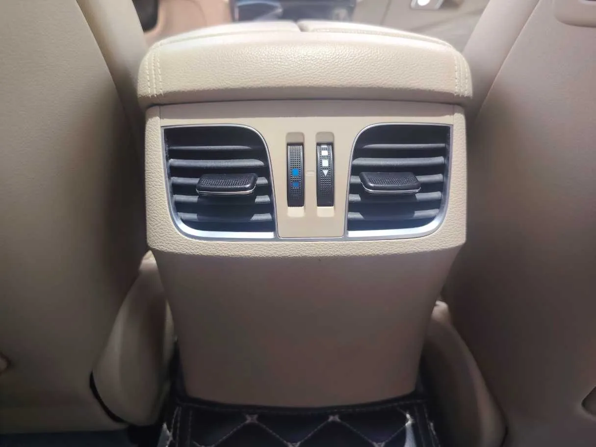 Car image 28