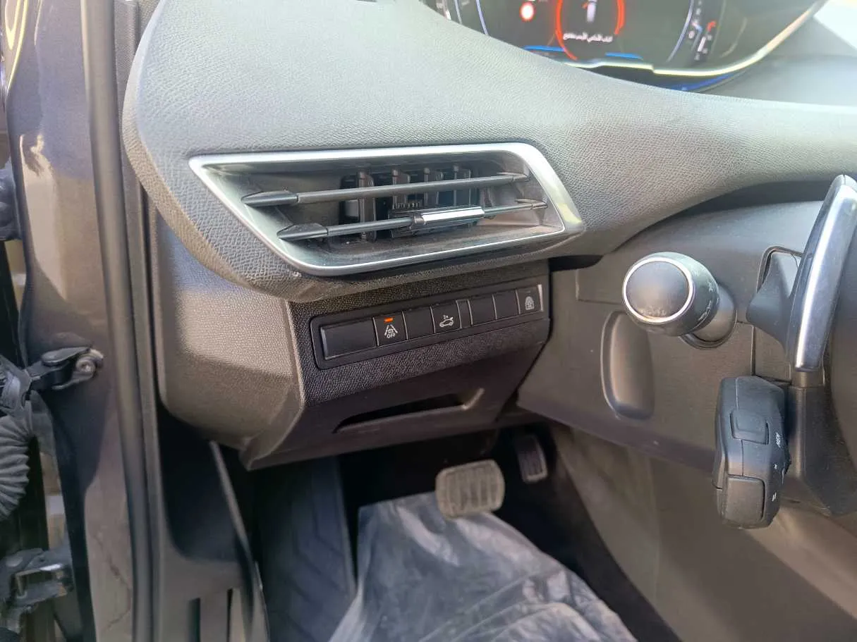Car image 30