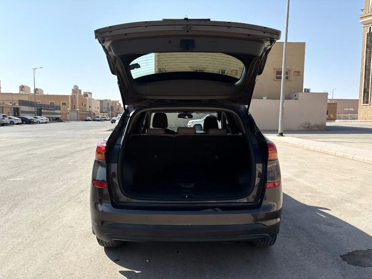 Car image 24
