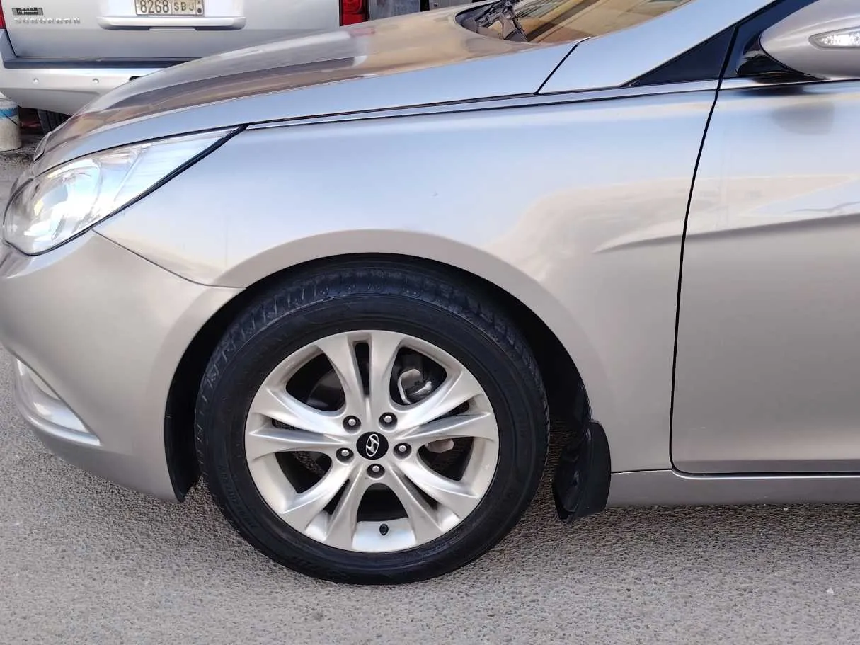 Car image 9