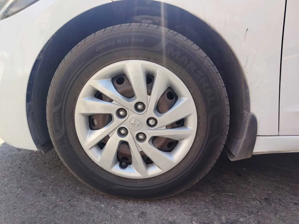 Car image 10