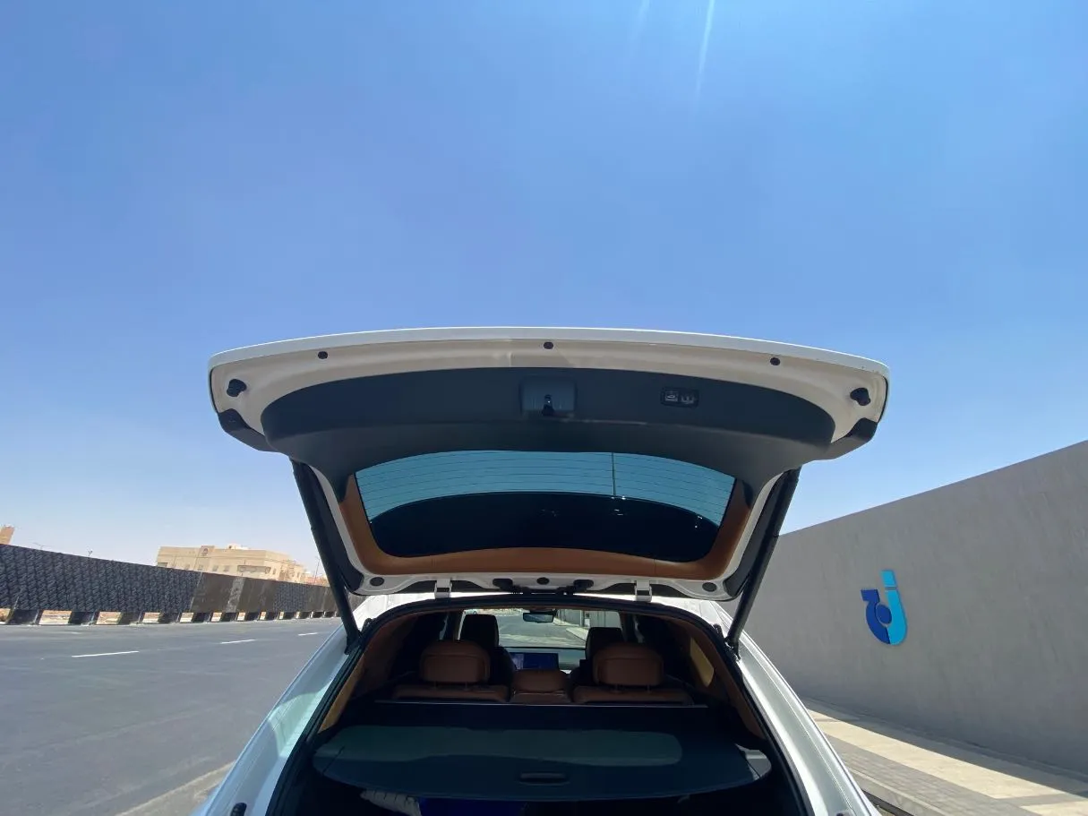 Car image 24