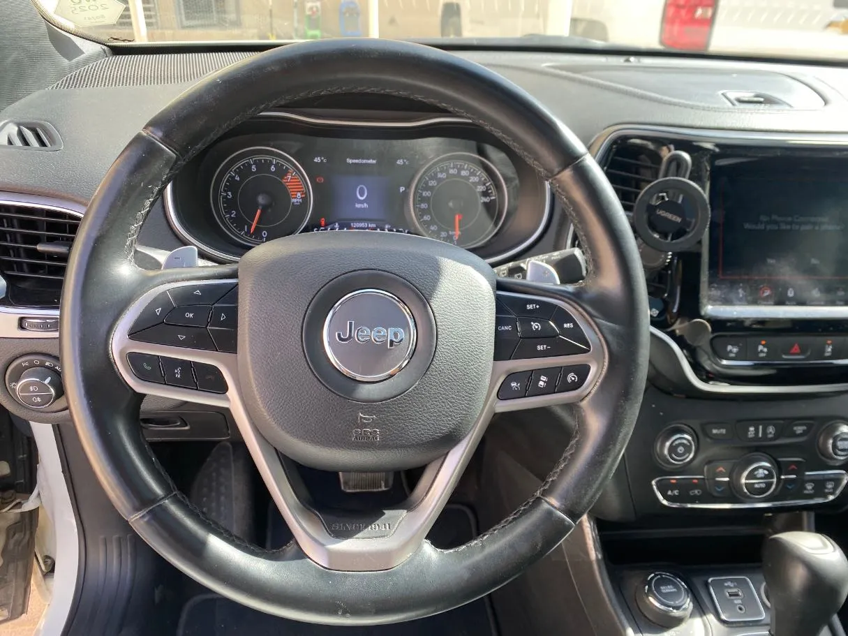 Car image 19