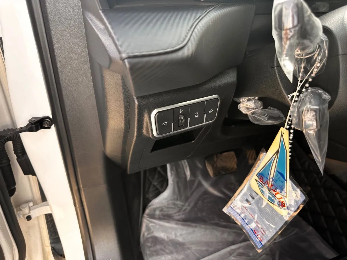 Car image 25
