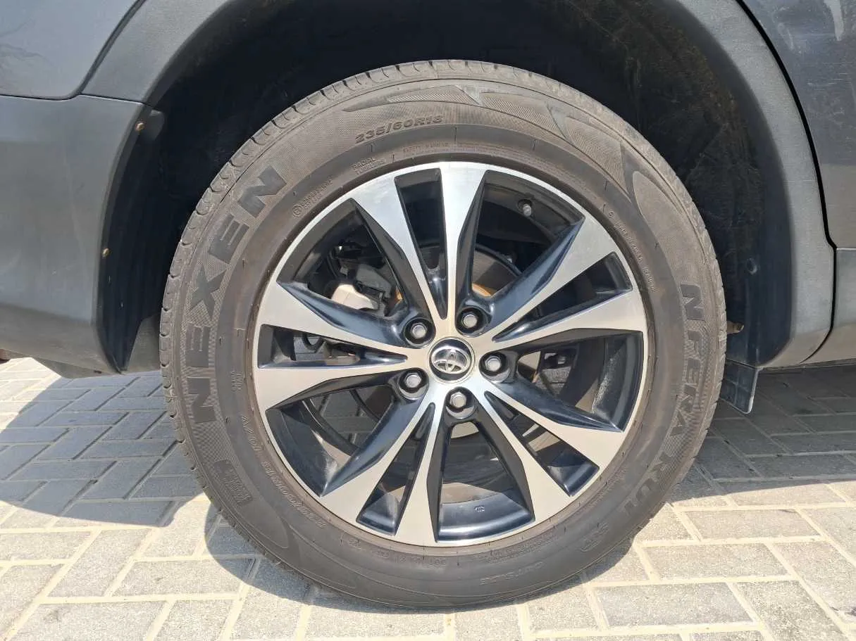 Car image 9