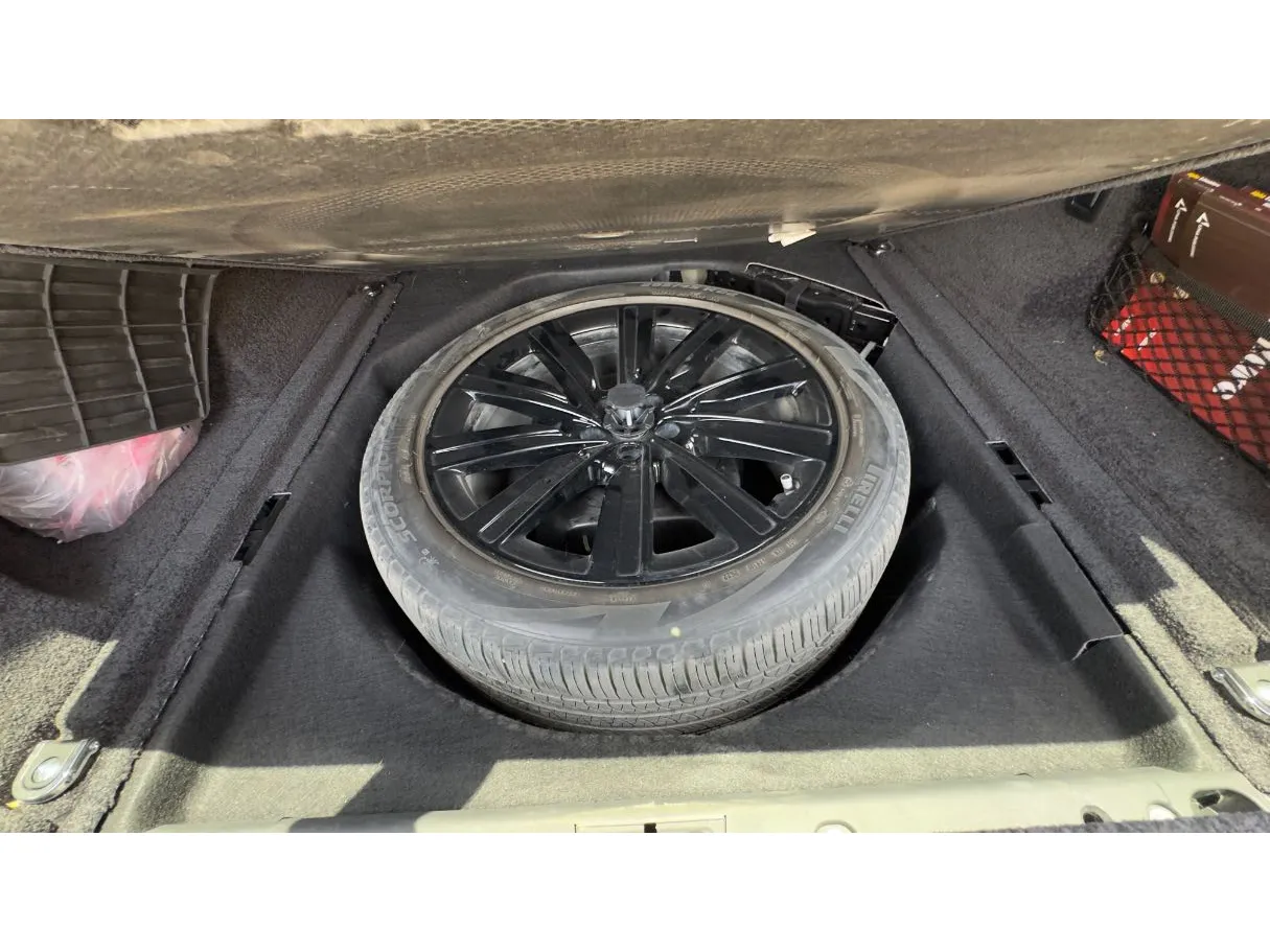 Car image 25