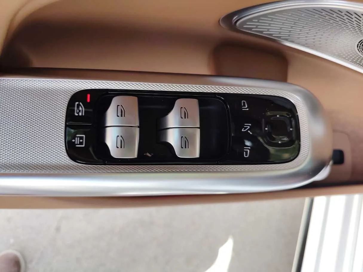 Car image 29