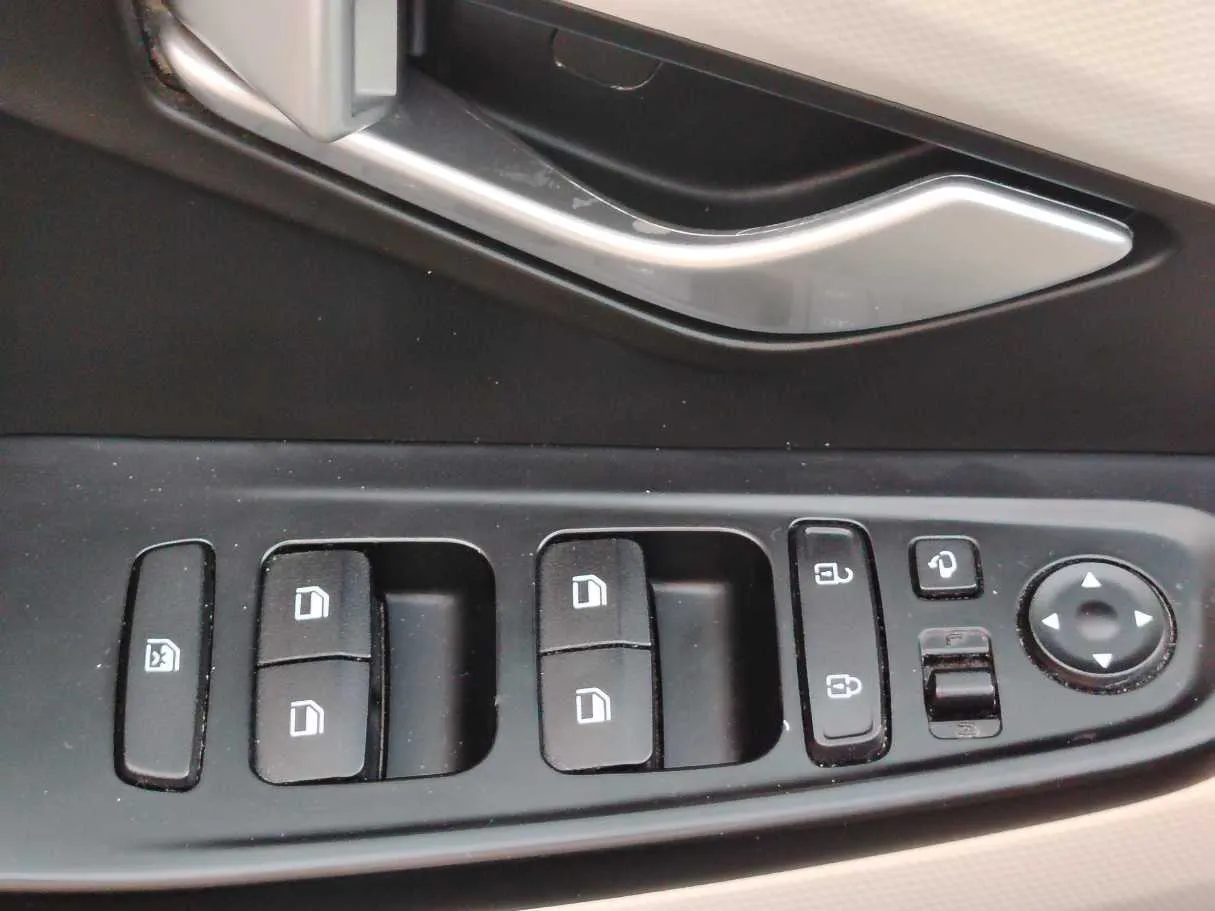 Car image 26