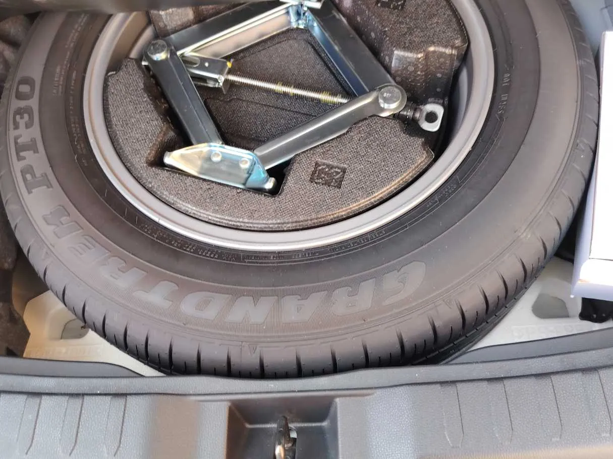Car image 26
